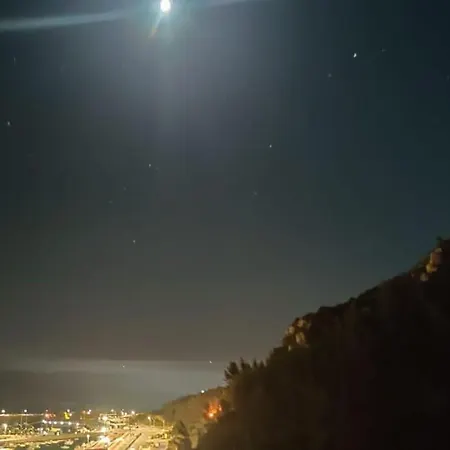 Moonlight Seaside Escape Apartment *