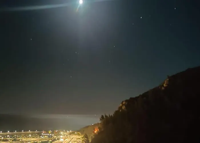 Moonlight Seaside Escape Апартаменты *